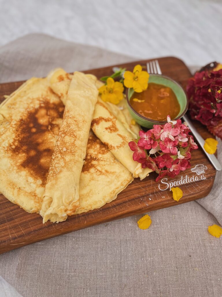 Palatschinken mit Aprikosenkonfitüre