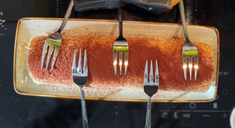 Biskuitrolle mit Stracciatella-Mokkacreme Speedelicious