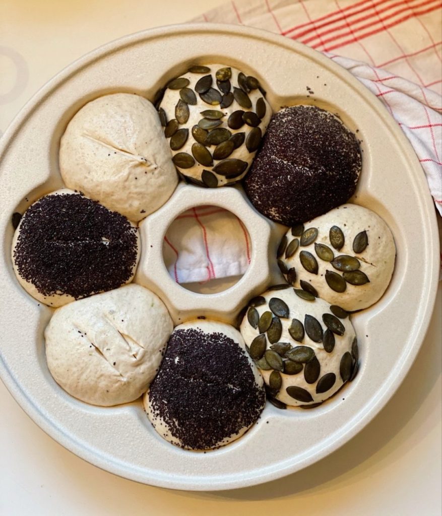 Brötchen mit Saatenhaube aus der Emile Henry Brötchenform Speedelicious