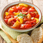 Peperonata aus frischen Tomaten und Paprika aus dem Garten