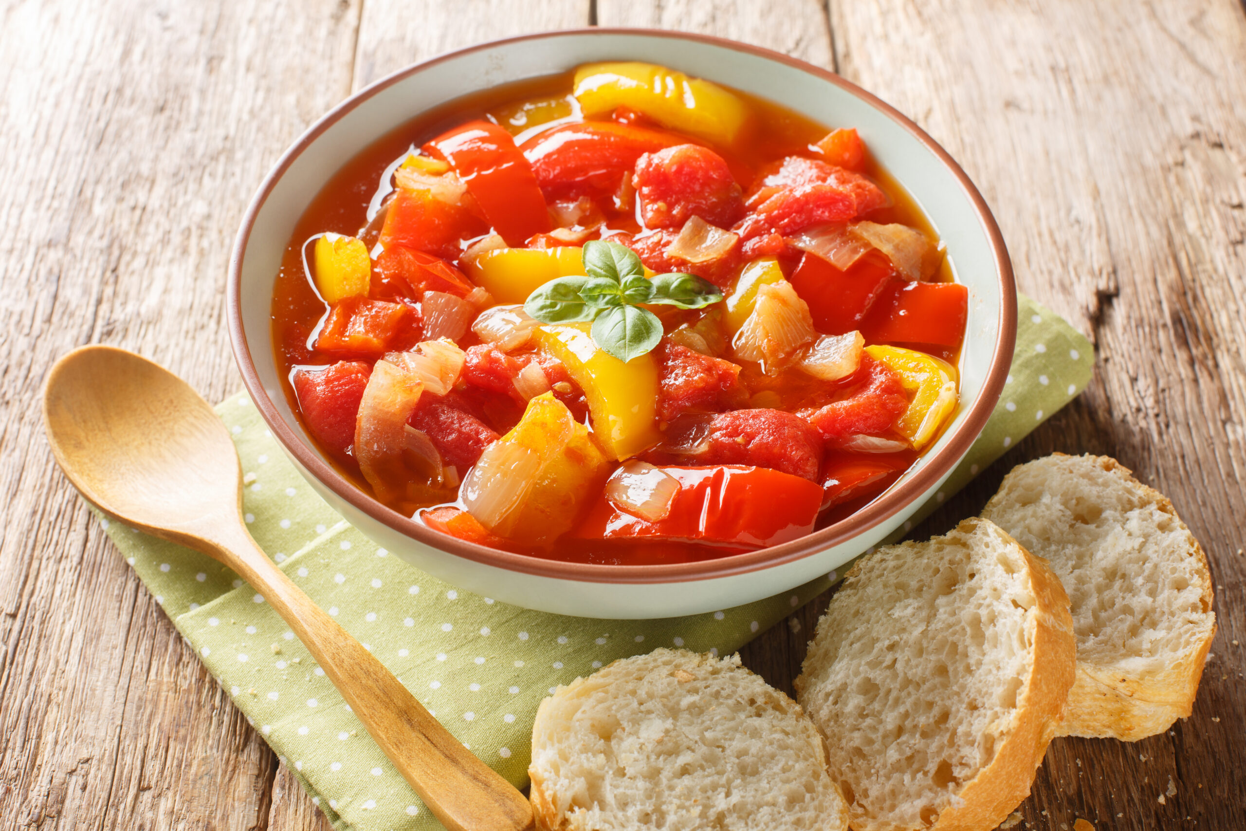 Peperonata aus frischen Tomaten und Paprika aus dem Garten